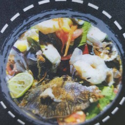 ยำปูม้า กุ้งสด ปลาหมึก