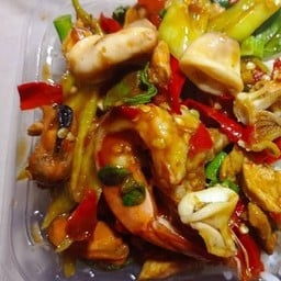 ข้าวราดกระเพรารวมมิตร-(หมู ไก่  กุ้ง  ปลาหมึกสด )