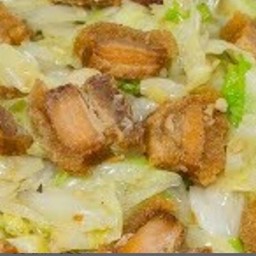 ผัดกระหล่ำปีใส่หมูกรอบ