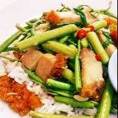 กระเฉดหมูกรอบราดข้าว