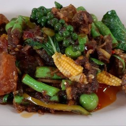 ผัดเผ็ดกบทอด