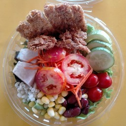 สลัดหมูทอดกรอบ