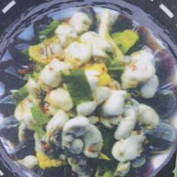 ยำไข่เยี่ยวม้าหอยนางรม