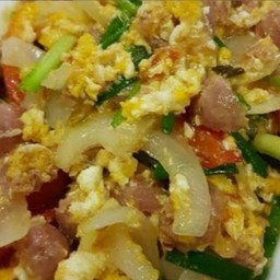 ผัดแหนมใส่ไข่