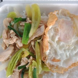 ผัดพริกหยวกไก่ไข่ดาว