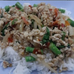 ข้าวกะเพราไก่ หรือ หมู