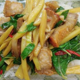 เป็นกับข้าวหมูผัดพริกสดหน่อไม้ใบโหระพา