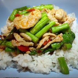 ข้าวราดผัดพริกแกงหมู หรือ ไก่
