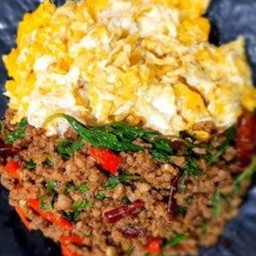 กะเพราหมูสับ+ไข่ขยี้