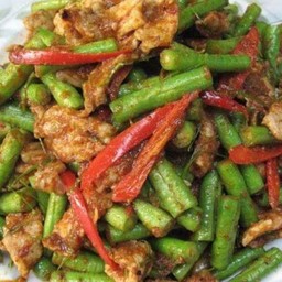 ผัดพริกแกงหมู หรือ ไก่