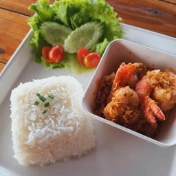 ข้าวราดกุ้งทอดกระเทียม