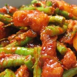 ผัดพริกแกงถั่วหมูสามชั้น