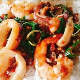 ข้าวราดพริกแกงทะเลรวมมิตร
