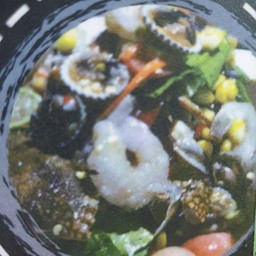 ยำปูม้า  กุ้งสด  หอยแครง