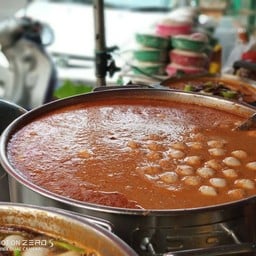 น้ำยากะทิปลาช่อน ใส่ลูกชิ้นปลา (4 ลูก) และขาไก่