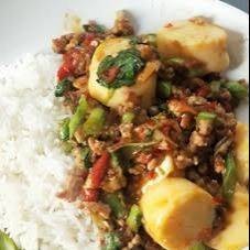กระเพราหมู+เต้าหู้ไข่ ราดข้าว