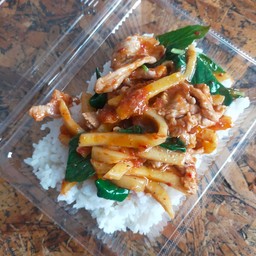 ผัดพริกแกงหน่อไม้ ราดข้าว