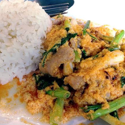 ข้าวหมูหมักผัดผงกระหรี่