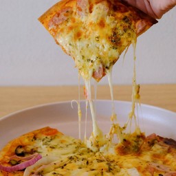 Pizza บางกรอบ หน้าไส้กรอกชีส