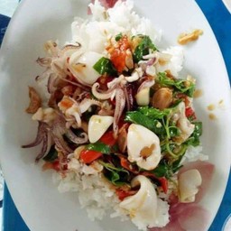 ผัดกะเพราปลาหมึก