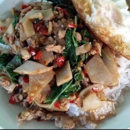 ข้าวราดกระเพราหน่อไม้ดองหมูแถมฟรีไข่ดาว