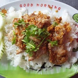 ข้าวกระเทียมไก่