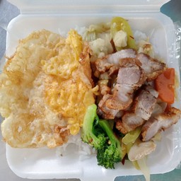 ผัดผักรวมมิตรหมูกรอบไข่ดาว