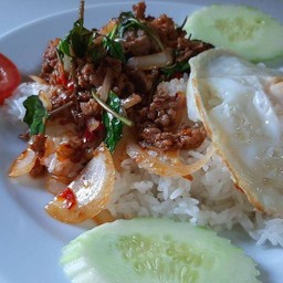 ข้าวผัดกะเพราไข่ดาว