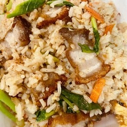 ข้าวผัดหมูกรอบ