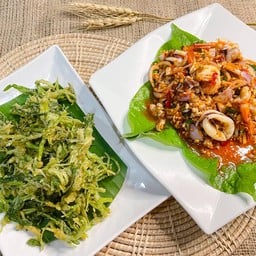 ยำผักบุ้งกรอบ