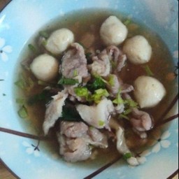 น่าลองก๋วยเตี๋ยวชามใหญ่ หน้าวัดม่วงศรี