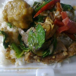 ผัดกะเพราเครื่องโปะ