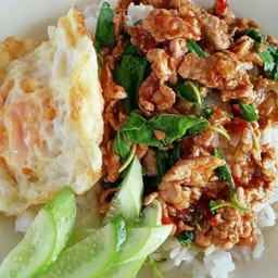 ข้าวราดกระเพราหมูชิ้นแถมฟรีไข่ดาว