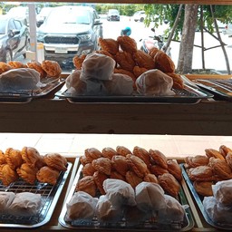 ร้านเหมือนฝันกะหรี่ปั๊บไส้ทะลัก สาขาปั๊ม ปตท บ้านนา