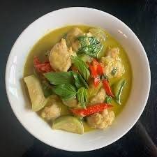ขนมจีนเขียวหวานหมูเด้ง  bouncy pork green curry with rice noodles