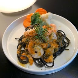 สปาเก็ตตี้เส้นหมึกดำ กุ้ง ผัดพริกขี้หนู จัดจ้าน