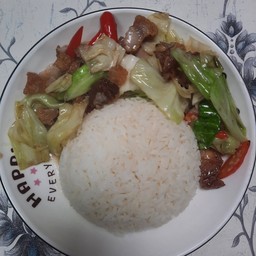 ข้าวราดหมูกรอบผัดกระหล่ำปลี