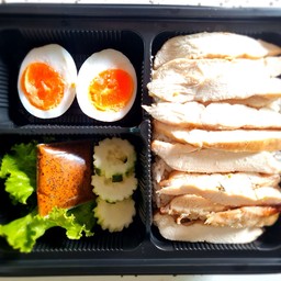 ข้าวอกไก่ย่างไข่มะตูม