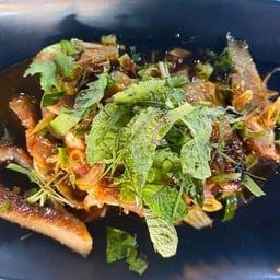 พล่าคอหมูย่าง