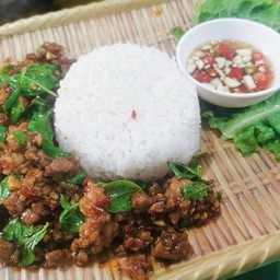 กระเพราเนื้อราดข้าว