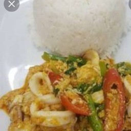 ผงกระหรี่หมึกราดข้าว