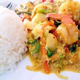 ผงกระหรี่กุ้งราดข้าว
