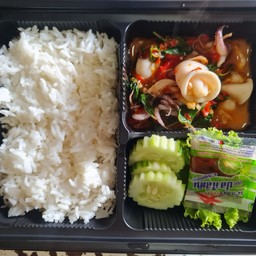 ข้าวกระเพราปลาหมึก(ไม่ใส่ผักอื่นนอกจากใบกระเพราค่ะ)
