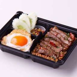 ข้าวผัดกระเพราเนื้อ (คลุก)ไข่ดาว