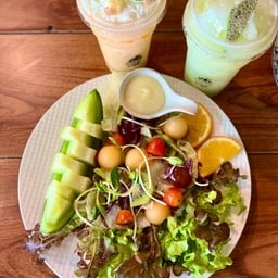 ผักสด เมล่อน หอมหวาน ทานกับน้ำเมล่อน สดชื่นมากๆ ครับ