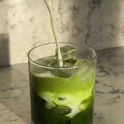 MATCHA LATTE (ICED)