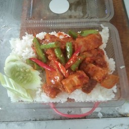 หมูกรอบผัดพริกแกงราดข้าว