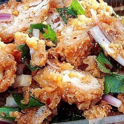 ข้าวยำไก่กรอบแซ่บ