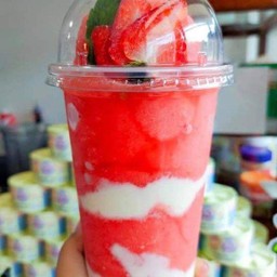 สตอเบอรี่ปี่น นมสด