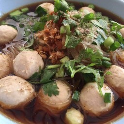 ก๋วยเตี๋ยวอินดี้ก่อนข้ามทางรถไฟ ร้านก๋วยเตี๋ยวข้าวมันไก่